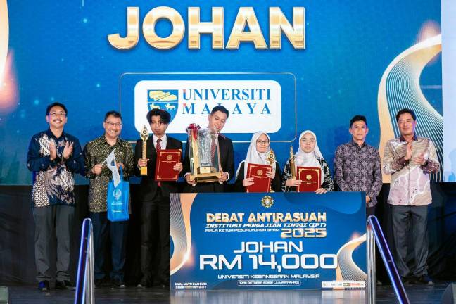 Ketua Pesuruhjaya Suruhanjaya Pencegahan Rasuah Malaysia (SPRM) Tan Sri Azam Baki (kanan) bergambar bersama pasukan debat dari Universiti Malaya yang menjadi Johan pada Majlis Perasmian Penutupan Pertandingan Debat Antirasuah Institusi Pengajian Tinggi (IPT) Piala Ketua Pesuruhjaya SPRM 2025 di Universiti Kebangsaan Malaysia (UKM) hari ini.