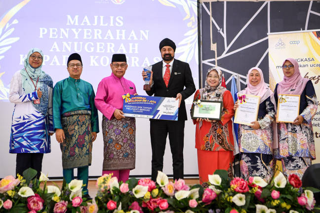 President of the National Cooperative Movement of Malaysia (ANGKASA), Datuk Seri Dr Abdul Fattah Abdullah (third from left), presented the RM1 Million School Cooperative Recognition Award to the Chairman of the Sekolah Menengah Kebangsaan (SMK) Taman Melawati School Cooperative, Dr Jagdave Singh Autar Singh (centre) today. - BERNAMApix
