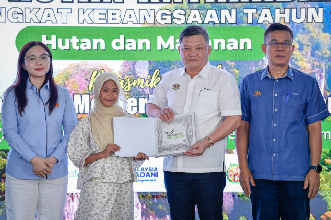 Deputy Minister of Natural Resources and Environmental Sustainability, Datuk Seri Huang Tiong Sii (second from right), together with Selangor State Executive Councillor for Health and Environment, Jamaliah Jamaluddin (left), during the launch gimmick of the Malaysia Greening Programme: 100 Million Tree Planting Campaign in conjunction with the 2025 International Day of Forests celebration at the Selangor state level, held at the National Botanical Gardens in Shah Alam today. - BERNAMA