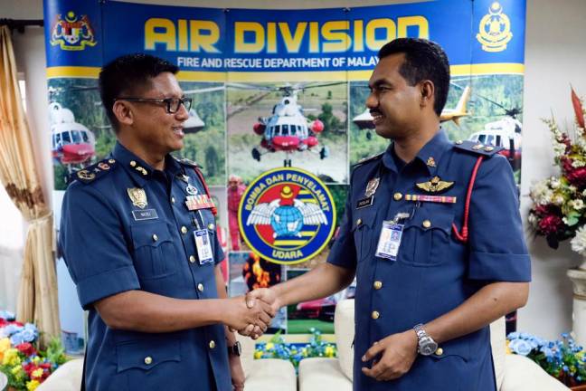 JBPM Air Operations Management Branch Head, Captain Roslan Aziz (right). - BERNAMAPIX