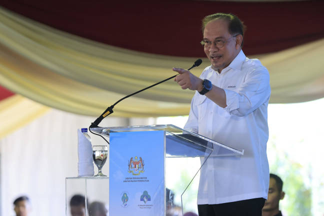 Perdana Menteri Datuk Seri Anwar Ibrahim menyampaikan ucapan pada Majlis Perasmian Projek Pembangunan Kota MADANI di Presint 19 hari ini. - BERNAMA