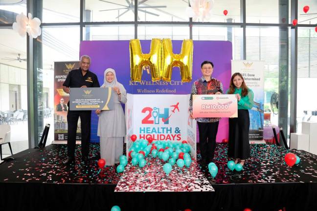 From left: Dato Dr.Jacob Thomas, Puan Nor Azrina Surip , Dato’Sri Dr.Vincent Tiew &amp; Ms.Genevieve Marie.