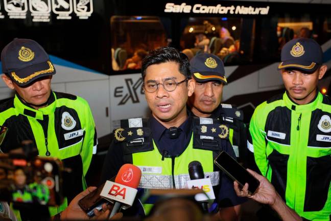 Pengarah Jabatan Pengangkutan Jalan (JPJ) Terengganu Mohd Zamri Samion (tengah) pada sidang media semasa Ops Pemakaian Tali Pinggang Keledar Bas Ekspres dan Persiaran di Chendering, malam tadi - BERNAMA