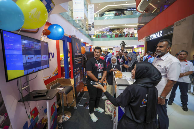 Deputy Secretary-General (Telecommunications Infrastructure) of the Ministry of Communications, Mano Verabathran (second from right), visited the MyTV booth after the launch of the HAWANA 2025 Carnival at the Sunway Putra Mall concourse today. - BERNAMApix