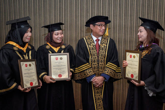 Tan Sri Azam Baki, Chief Commissioner of the Malaysian Anti-Corruption Commission (MACC), was photographed engaging warmly with award recipients during the 2025 MACC-Nottingham Trent University (NTU) International Law Enforcement Programme Convocation at the Bangi Avenue Convention Centre. - BERNAMApix