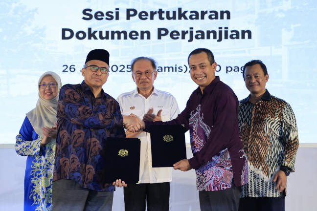 Perdana Menteri Datuk Seri Anwar Ibrahim (tengah) menyaksikan pertukaran memorandum persefahaman antara Ketua Setiausaha Negara Tan Sri Shamsul Azri Abu (dua, kiri) dan Ketua Pegawai Eksekutif Putrajaya Holdings (PJH) Datuk Izwan Hasli Mohd Ibrahim (dua, kanan) pada Majlis Perasmian Projek Pembangunan Kota MADANI di Presint 19 hari ini. Turut sama Menteri Wilayah Persekutuan Datuk Seri Dr Zaliha Mustafa (kiri) dan Ketua Pegawai Eksekutif Kumpulan PJH Datuk Sr Mohd Salem Kailany (kanan). - BERNAMA