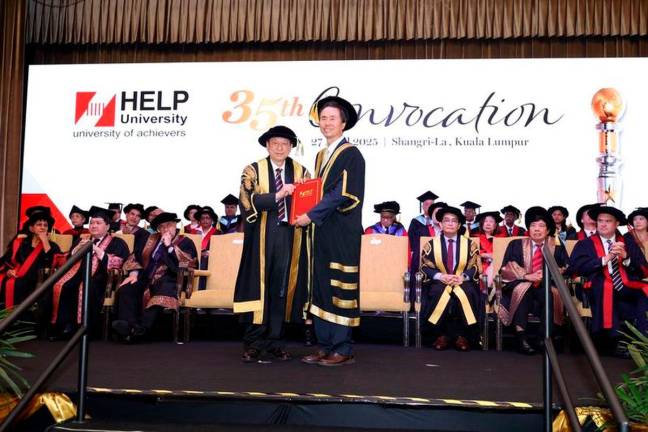 (left)Dr Chan handing over the ‘HELP University Distinguished Humane Entrepreneurship Award’ to Professor Dr Ki-Chan Kim