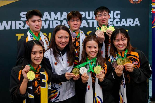 Menteri Belia dan Sukan Hannah Yoeh (dua, kiri) beramah mesra dengan atlet wushu negara selepas tiba di Lapangan Terbang Antarabangsa Kuala Lumpur (KLIA) dari Kejohanan Wushu Dunia yang berlangsung di Brasilia, Brazil. Atlet Wushu berjaya membawa pulang lima emas satu perak dan dua gangsa sekali gus menjadi pencapaian terbaik di Kejohanan Dunia - fotoBERNAMA