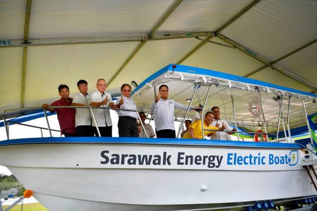 Premier Sarawak Tan Sri Abang Johari Tun Openg meninjau keadaan bot elektrik milik Sarawak Energy semasa menghadiri sambutan ulang tahun ke-40 Loji Hidroelektrik Batang Ai di Batang Ai Operator Residence Sri Aman, hari ini- fotoBERNAMA