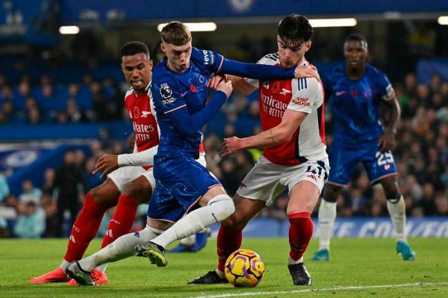 Chelsea’s English midfielder #20 Cole Palmer (2L) vies with Arsenal’s English midfielder #41 Declan Rice (2R) during the English Premier League football match between Chelsea and Arsenal at Stamford Bridge in London on November 10, 2024. - Glyn KIRK / AFPpix