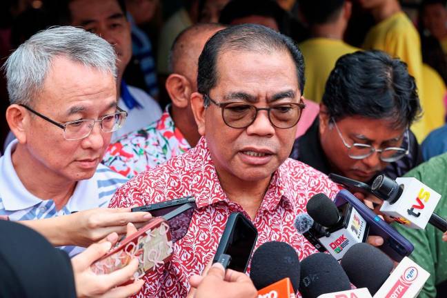Menteri Pertahanan, Datuk Seri Mohamed Khaled Nordin (tengah) bercakap kepada pemberita selepas hadir pada Majlis Ramah Mesra Bersama Masyarakat Cina Kota Tinggi di Medan Selera Muafakat hari ini. - Bernama