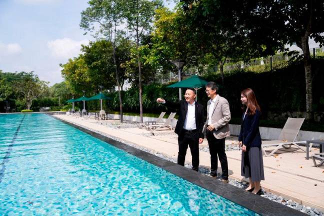 Gamuda Land Chief Executive Officer, Chu Wai Lune (left) along with Chief Operating Officer, Jess Teng (right) and Taylor’s Education Group Chairman, Dato’ Loy Teik Ngan visiting the facilities at Gardens Wellness at Gamuda Gardens.