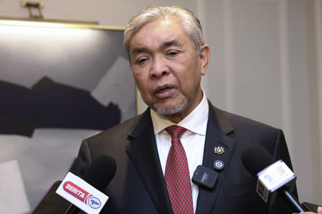 Timbalan Perdana Menteri, Datuk Seri Dr Ahmad Zahid Hamidi pada sidang media selepas mempengerusikan pra-mesyuarat bersama delegasi Malaysia sempena lawatan kerja empat hari beliau ke United Kingdom (UK). - BERNAMApix