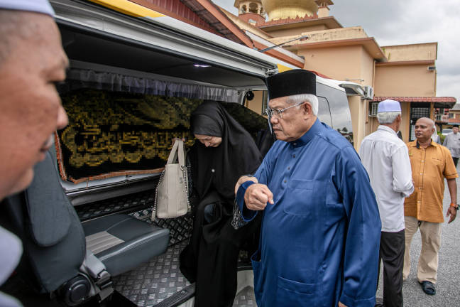 Ahli Parlimen Larut Datuk Seri Hamzah Zainuddin ketika ditemui di Masjid Jamek Kampung Melayu Sungat Rapat Ipoh bagi mengiringi jenazah ibu mertuanya Salmiah Nyak Matt, 84, untuk disembahyangkan. - BERNAMA
