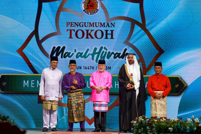 The Yang di-Pertuan Agong, Sultan Ibrahim (centre), consented to a photo session in conjunction with the National-level Maal Hijrah Celebration 1447H/2025M at the Malaysia International Trade and Exhibition Centre (MITEC) today. - BERNAMA