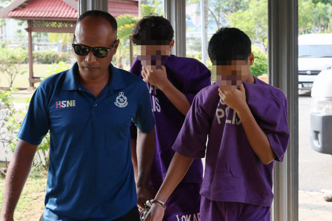 Dua pelajar Maktab Rendah Sains MARA (MRSM) Besut yang ditahan petang semalam direman tiga hari bermula hari ini bagi membantu siasatan kes buli pelajar di sekolah berkenaan. - BERNAMA