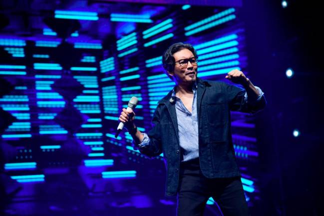 Anuar Zain entertains the crowd with his well-known hits.
