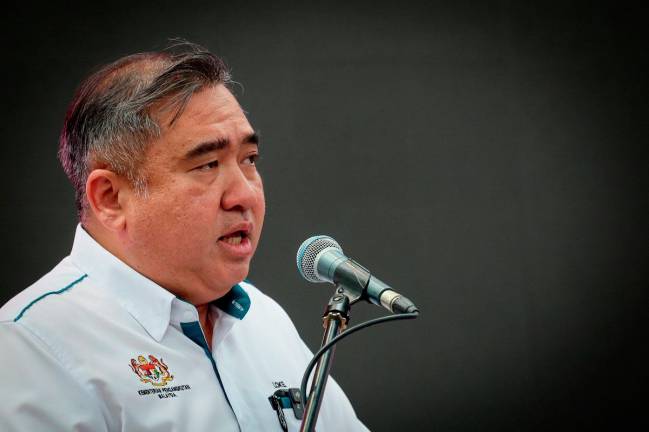 Menteri Pengangkutan, Anthony Loke Siew Fook, berucap pada perasmian Program Transformasi Bas Berhenti-henti BAS.MY Kuala Terengganu di Pasar Kedai Payang hari ini. - Bernama