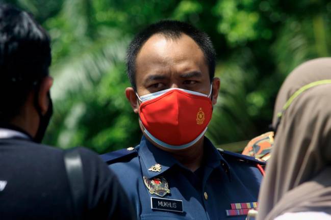 Penolong Pengarah Operasi Jabatan Bomba dan Penyelamat Malaysia Selangor, Ahmad Mukhlis Mokhtar. - fotoBERNAMA