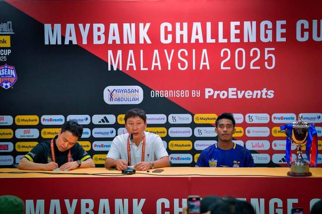 Vietnam head coach, Kim Sang Sik (C), - BERNAMApix