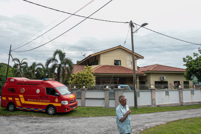 Pengarah Jabatan Bomba dan Penyelamat Malaysia (JBPM) Perak Sayani Saidon ketika mengesahkan perkara berkenaan berkata mangsa yang maut Salmiah Nyak Matt, 84, manakala suaminya Abdul Ghani Ngah cedera dan kini dirawat di Hospital Raja Perempuan Bainun (HRPB). - BERNAMA