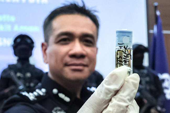 Acting Director of the Bukit Aman Narcotics Crime Investigation Department, Datuk Mat Zani @ Mohd Salahuddin Che Ali, showed vape liquid cartridges during a press conference at Bukit Aman Police Headquarters, suspected to contain cocaine, seized in a raid at a hotel in Kuala Lumpur on June 19. - BERNAMA