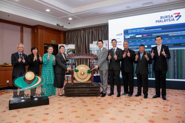 Datuk Jesicca Lo (4th from left), together with the management team from the company and Inter-Pacific, hit the opening bell at the listing of Azam Jaya in Bursa Malaysia.