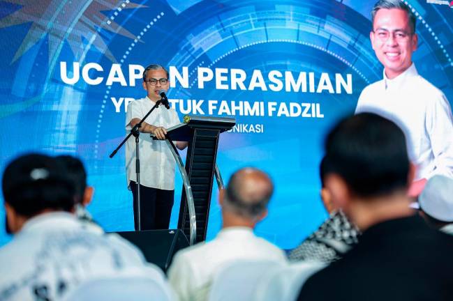 Menteri Komunikasi, Datuk Fahmi Fadzil menyampaikan ucapan pada majlis perasmian Gaza Time Tunnel sempena Karnival Sumud Nusantara 2025 di Dataran Merdeka hari ini. - Bernama
