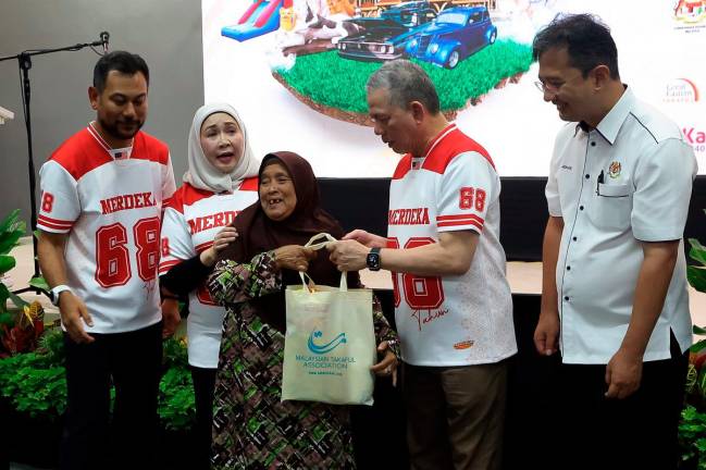 Deputy Prime Minister Datuk Seri Fadillah Yusof presented a donation at the Petra Jaya MySalam 3K Program in Petra Jaya, Sarawak, today. - Bernama pic