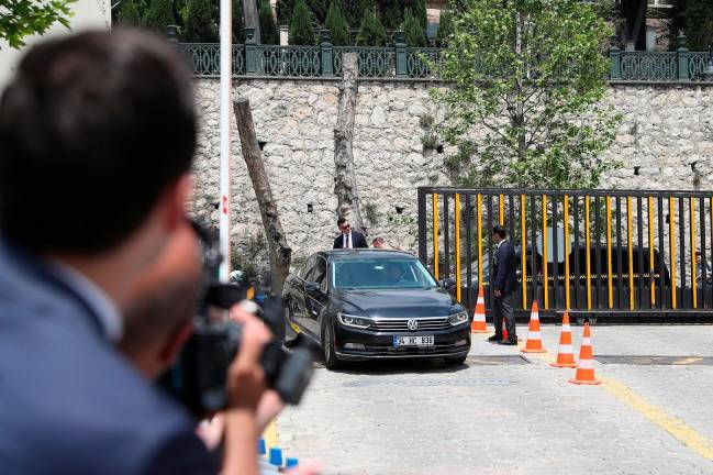A vehicle arrives at Ciragan Palace on the day of the second round of peace talks between Russia and Ukraine, in Istanbul, Turkey, June 2, 2025. - REUTERS/Cagla Gurdogan