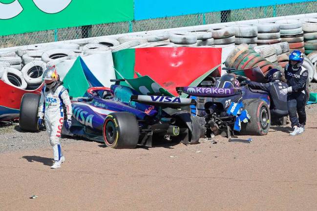 RB’s Daniel Ricciardo (left) gets out of his car after crashing out with Williams’ Alexander Albon (right in car) during the Formula One Japanese Grand Prix race at the Suzuka circuit. – AFPPIX