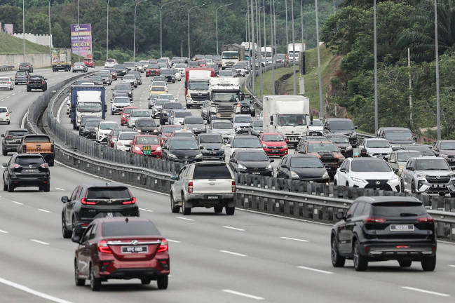 Aliran trafik di Lebuhraya Utara-Selatan menghala Selatan bergerak perlahan ekoran terdapat pertambahan kenderaan berikutan orang ramai mula pulang ke kampung halaman sempena perayaan Aidiladha esok ketika tinjauan hari ini. - BERNAMApix