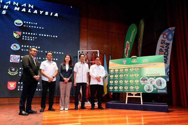 FROM LEFT: Dr. Hanafiah Ayub, Deputy Undersecretary (Strategic Planning Division - Sports) Ministry of Higher Education, Prof. Dr. Zulfadzli Yusoff, Vice President, Marketing Exploration, Networking and Customer Management of MMU, Ng Su Yen, Business Executive Officer, MILO® Malaysia, En Ithnin Bin Mahadi, Director of Sports, Curriculum and Art, Tuan Haji Azman Bin Haji Adnan, Director General of Ministry of Education.