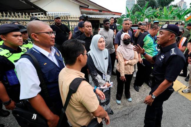 Kuala Lumpur police chief Datuk Fadil Marsus gave an explanation to residents who gathered while inspecting the evacuation operation of 37 terraced houses in Kampung Sungai Baru here today. - Bernama pic