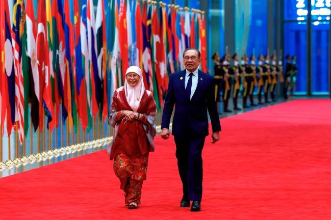 Prime Minister Datuk Seri Anwar Ibrahim was joined by his wife Datuk Seri Dr Wan Azizah Wan Ismail to the Shanghai Cooperation Organisation (SCO) Summit 2025 Gala Dinner at Tianjin Meijiang Convention Centre (TMCC), yesterday. - Bernama pic