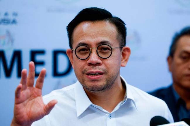 Menteri Sumber Manusia, Steven Sim. - fotoBERNAMA
