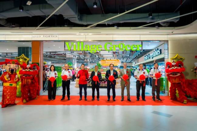 Ivan (5th from left) together with management team at the Village Grocer 168 Park Mall Selayang opening ceremony.