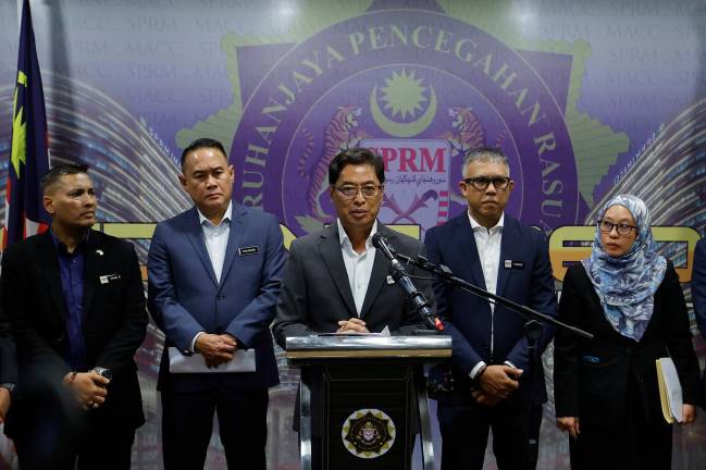 Ketua Pesuruhjaya Suruhanjaya Pencegahan Rasuah Malaysia (SPRM) Tan Sri Azam Baki pada sidang media mengenai perkembangan terkini beberapa kes rasuah profil tinggi di ibu pejabat SPRM hari ini. - Bernama pic