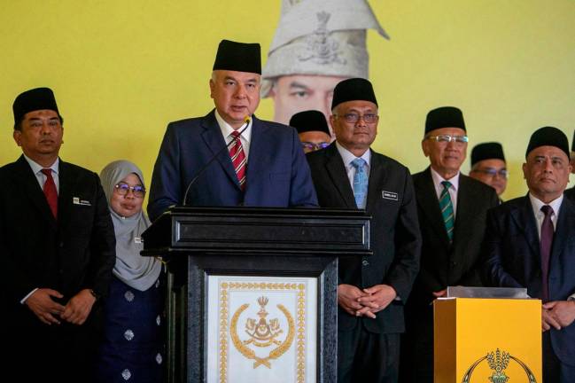 The Sultan of Perak, Sultan Nazrin Shah (third from left), graciously officiated the opening of the Larut Matang and Selama District National Registration Department (NRD) office building here today. - BERNAMApix