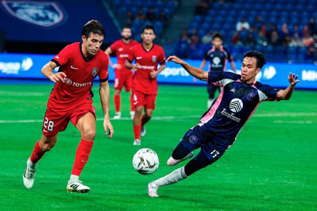 JDT player, Ignacio Mendez Navia Fernandez (left) is pushed by UM-Damansara United player Wan Muhammad Aqil Hakim Wan Ahmad Hazim (right), during the first match of the FA Cup at the Sultan Ibrahim Stadium. -Bernama pic