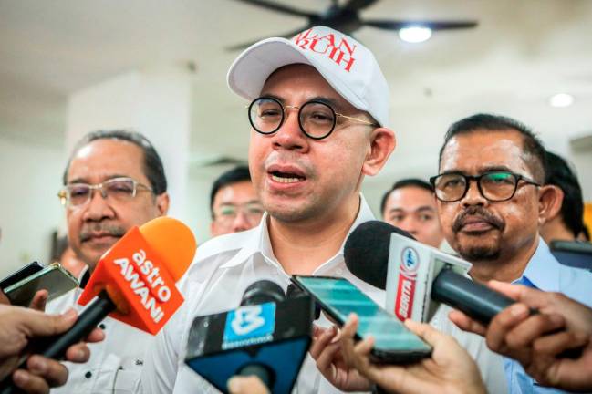 Menteri Sumber Manusia, Steven Sim, bercakap pada sidang media selepas menghadiri Perhimpunan Kesatuan Sekerja Negeri Perlis di Kangar, hari ini. - Bernama