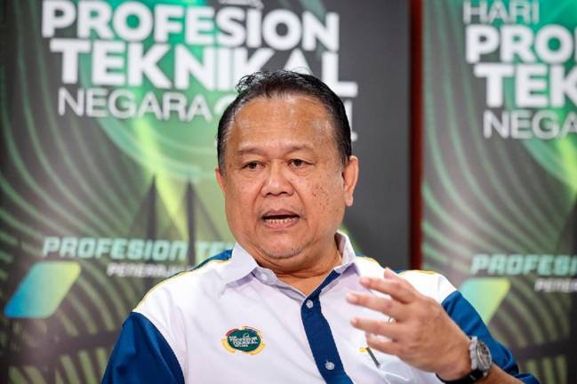 Menteri Kerja Raya, Datuk Seri Alexander Nanta Linggi. - fotoBERNAMA