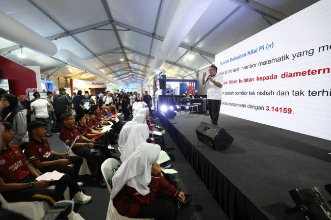 The Ministry of Education is providing inquiry-based mathematics learning to students as part of the MADANI Rakyat (PMR) 2025 Perak Program at Lumut Waterfront yesterday. - BERNAMApix