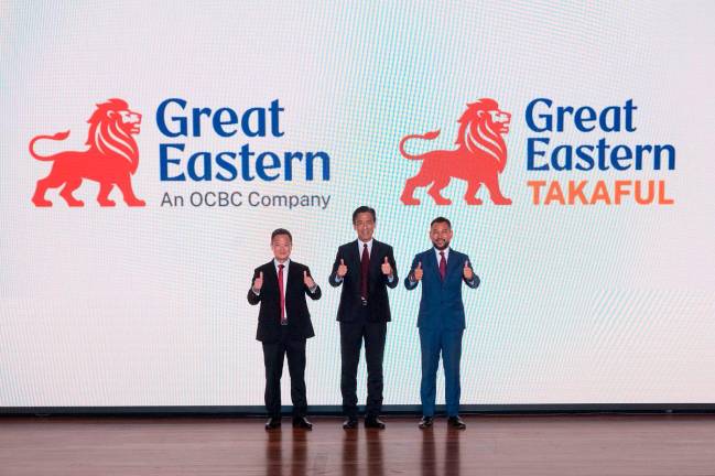 Great Eastern Life Assurance (Malaysia) Berhad (GELM) CEO, Datuk Koh Yaw Hui (centre)