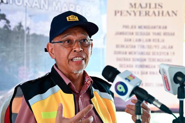 Terengganu Infrastructure, Utilities and Rural Development Committee Chairman, Datuk Hanafiah Mat speaking to the media at the handover ceremony of the completed project to replace the existing damaged bridge on Jalan Durian Mentangau today. - Bernama pic