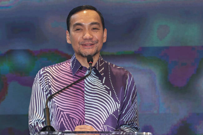 Johor Menteri Besar Datuk Onn Hafiz Ghazi delivers speech at the signing ceremony of a new hotel management agreement and a press conference to announce the new operator at Desaru Coast here today. - BERNAMApix
