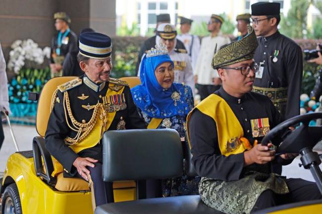 Sultan Brunei Sultan Hassanal Bolkiah dan isteri Raja Isteri Pengiran Anak Hajah Saleha berangkat tiba bagi menghadiri Istiadat Pertabalan Yang di-Pertuan Agong ke-17 Sultan Ibrahim di Istana Negara hari ini. - fotoBERNAMA