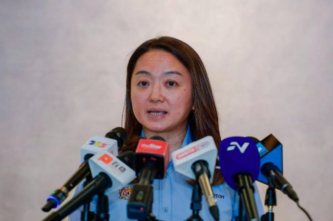 Menteri Belia dan Sukan Hannah Yeoh ketika sidang media pemberian tajaan khas kepada pemenang pingat paralimpik di Menara KBS hari ini. - Bernama pic