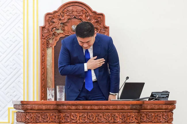 Mongolia’s Prime Minister Oyun-Erdene Luvsannamsrain bows after a no-confidence vote in parliament in capital Ulaanbaatar on June 3, 2025. - AFPpix