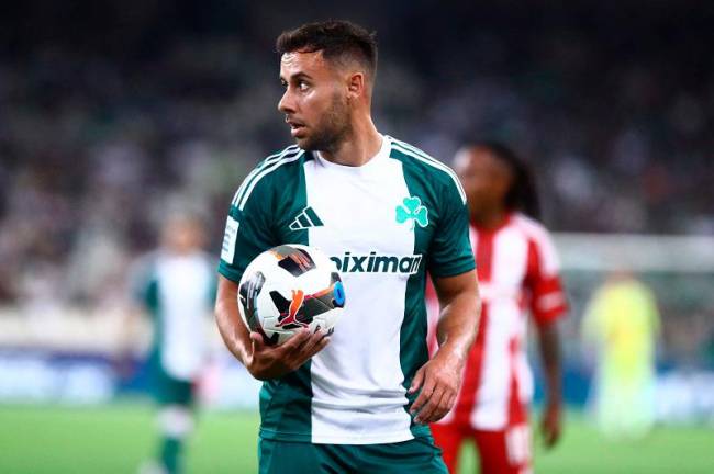 This photograph taken on October 6, 2024, shows Panathinaikos’ Greece defender George Baldock holding the ball during the Super League Greece football match against Olympiacos in Athens Olympic Stadium. Baldock, a Greece international and right-back for Panathinaikos Athens, was found dead in his home pool on October 9, 2024, state agency ANA said. - EUROKINISSI / AFP